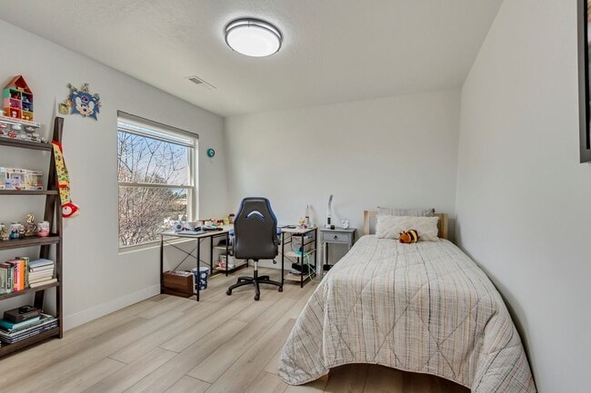 Building Photo - Beautiful 5-Bedroom Home in Sandy!