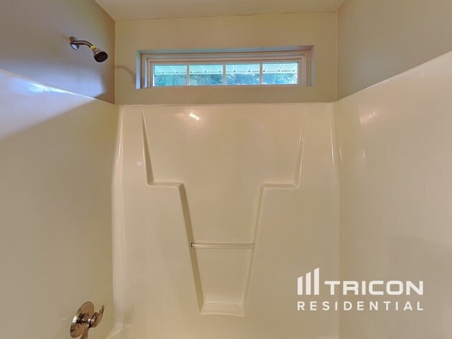 Building Photo - 8800 Willow Crest Dr