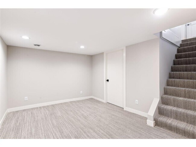 Building Photo - 238 8th Ave N