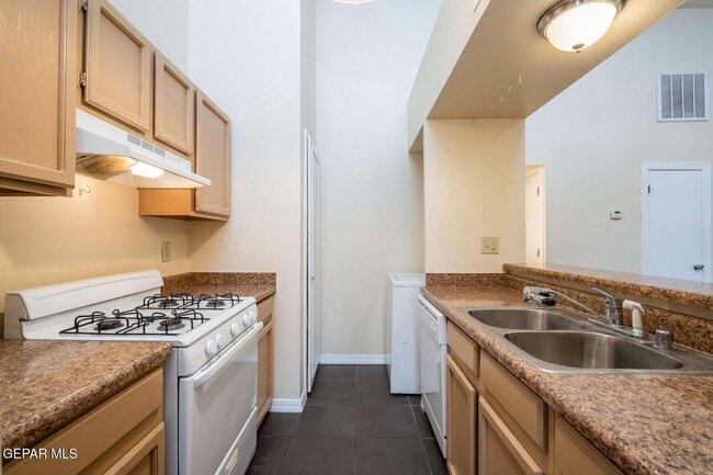 Building Photo - 1555 Common Dr