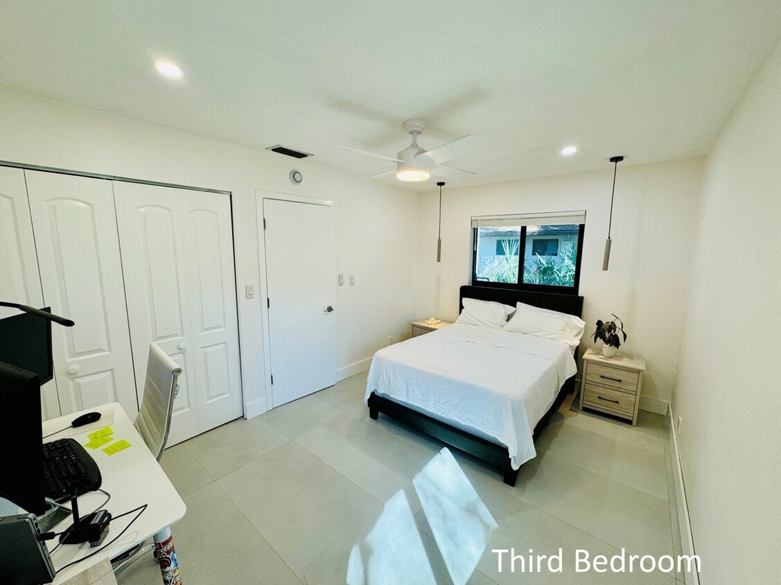 Building Photo - 3936 Arelia Dr S