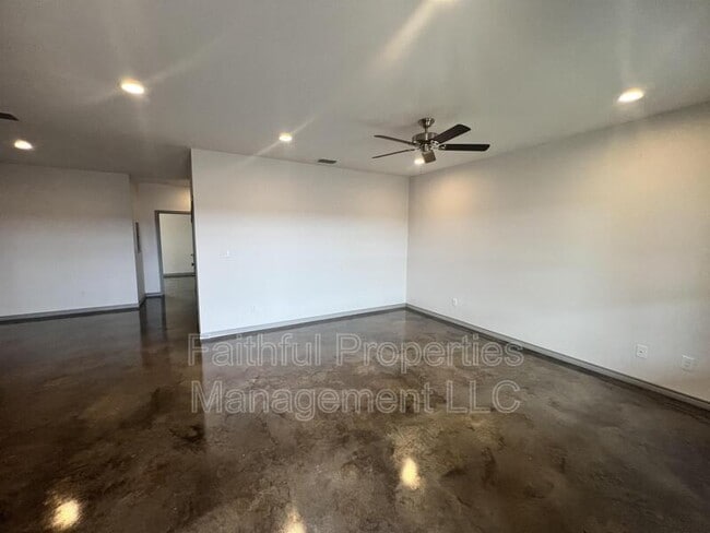 Building Photo - 19568 Fonda St E