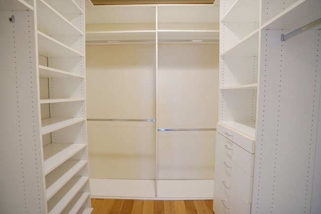 Building Photo - Sunlight Galore 2 Bed / 3Bath + Loft + Sundeck Condo in Westwood!