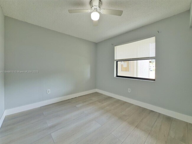 Building Photo - 6001 Shaker Wood Cir