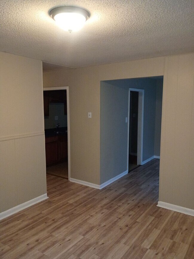 Building Photo - MOVE-IN SPECIAL 1/2 OFF 1ST MONTH'S RENT!!