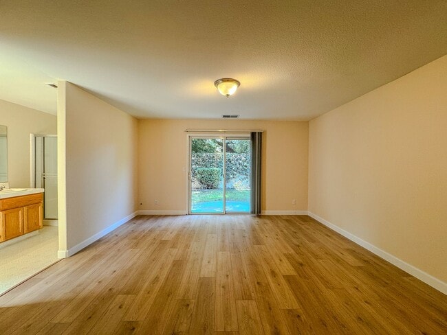 Building Photo - Lovely 3 Bedroom Home!