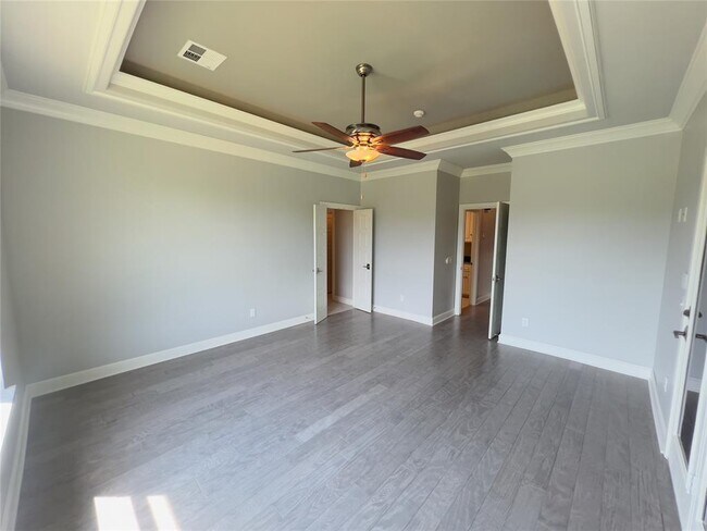 Building Photo - 424 Seville Dr