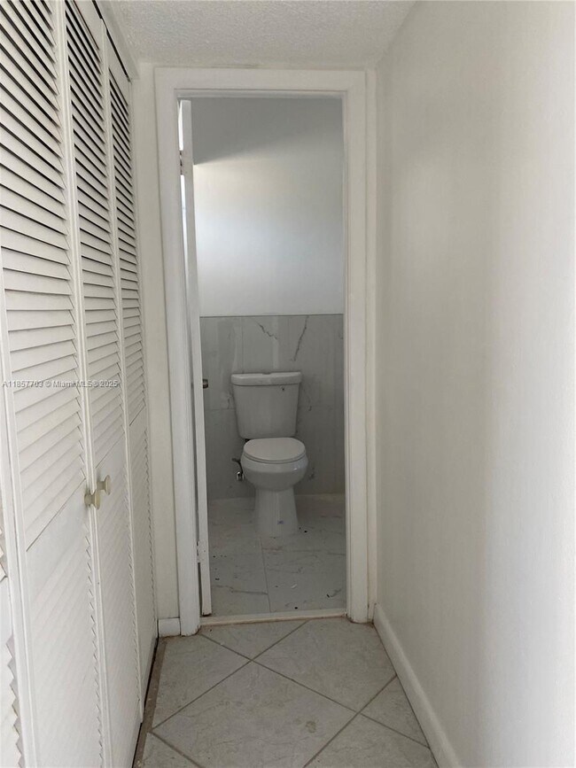 Building Photo - 5181 W Oakland Park Blvd