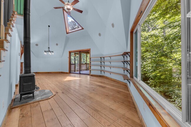 Building Photo - One-of-a-Kind 4 BR Retreat on Nearly 13 Pr...