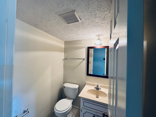 Building Photo - Lovely Town Home