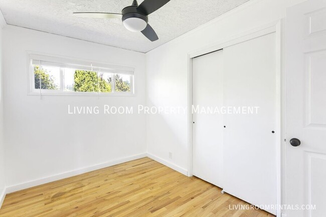 Building Photo - 725 Riverdale Dr