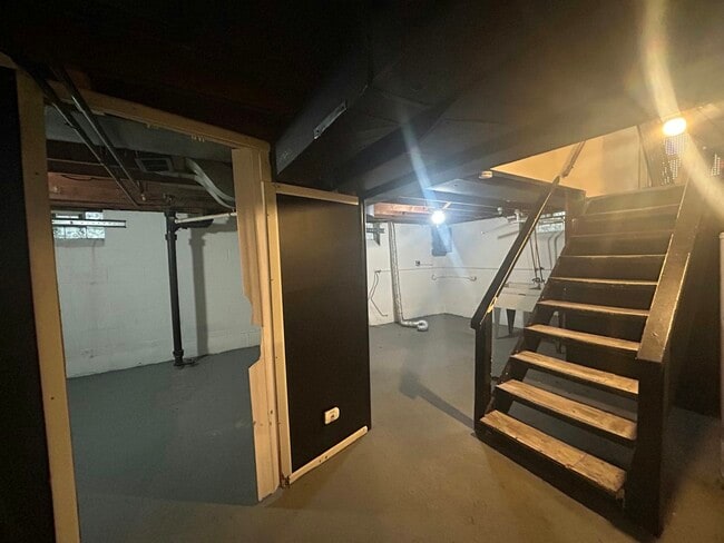Building Photo - 5070 Lafontaine St