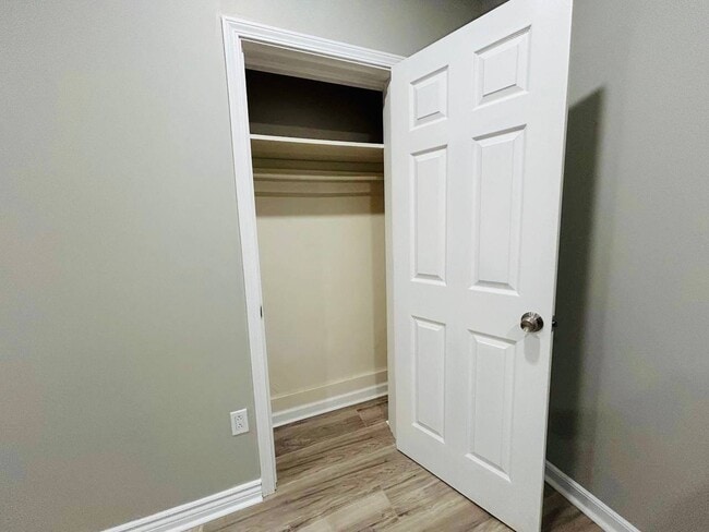 Building Photo - 541 Roseland Ave