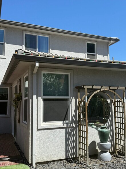 Building Photo - 3625 Blue Bird Dr