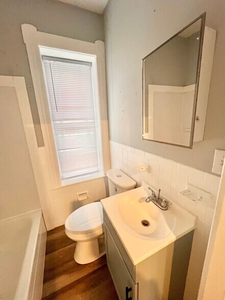 Building Photo - 147 Pleasant St