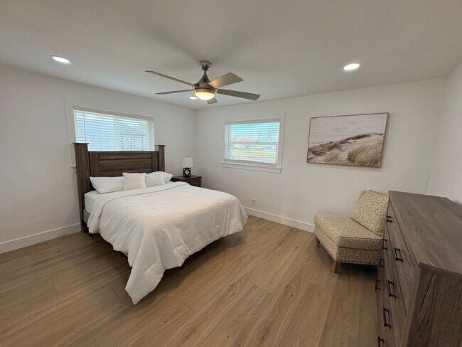 Building Photo - Beautifully Furnished Pool Home with Boat ...