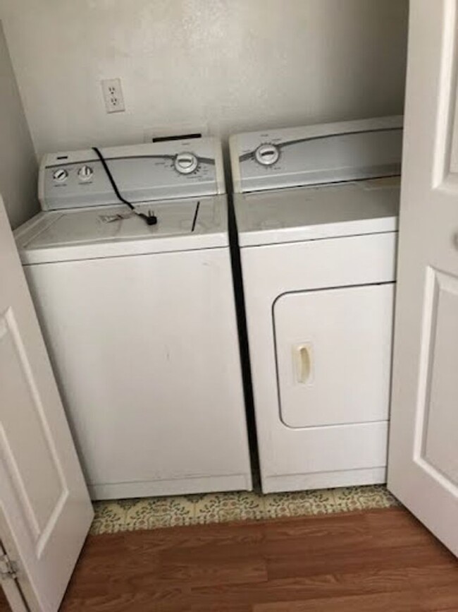 Building Photo - FOR RENT - Spacious 3BR/3BA Townhome!