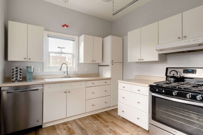 Building Photo - 4004 SE Division St