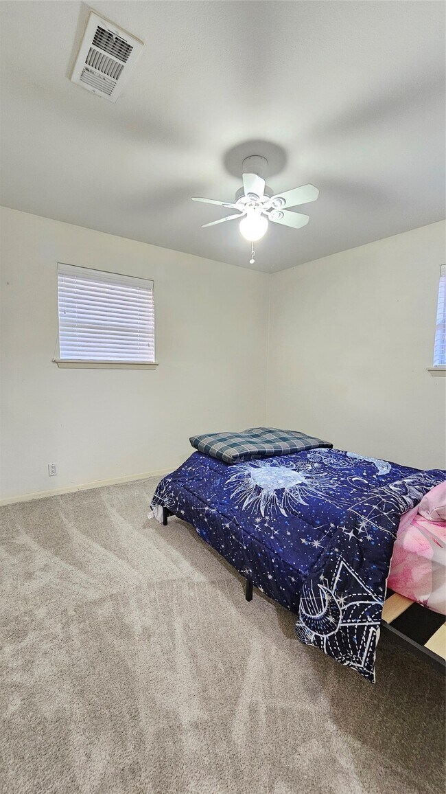 Building Photo - 1715 Pecan Ln