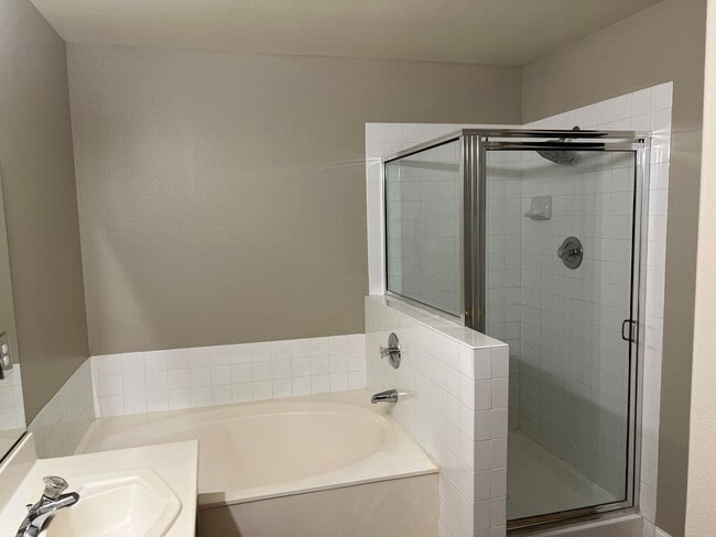 Building Photo - GORGEOUS TOWNHOME FOR IMMEDIATE MOVE-IN