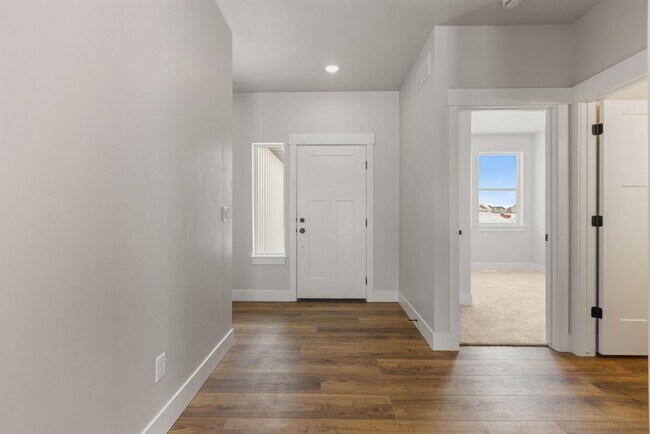 Building Photo - SUGAR CITY TWIN HOME 3 BED 2 FULL BATH - FENCED YARD WITH EX-LARGE 2 STALL GARAGE