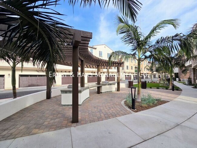 Building Photo - 2420 E Lincoln Ave