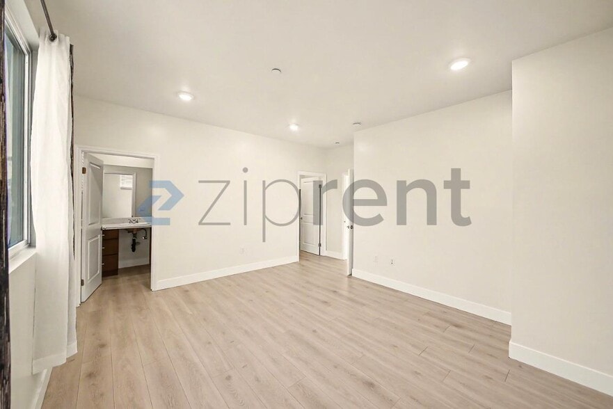 Building Photo - Unit