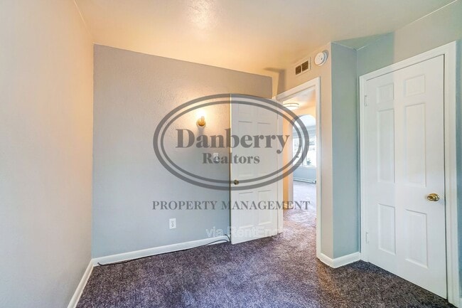 Building Photo - 833 Turner Ave