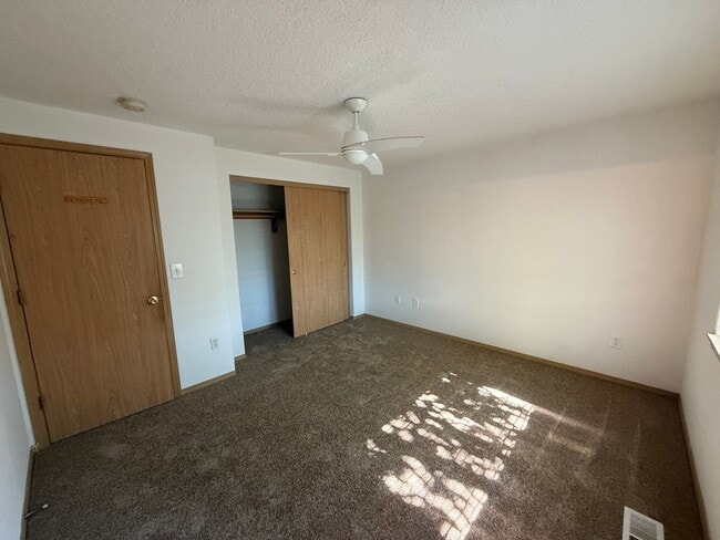 Building Photo - 3 Bed, 2 Bath with Garage, W/D, and Fenced...