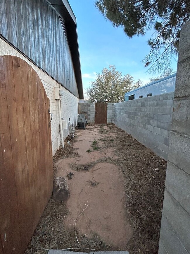 Building Photo - COMING SOON!  Home in University Gardens