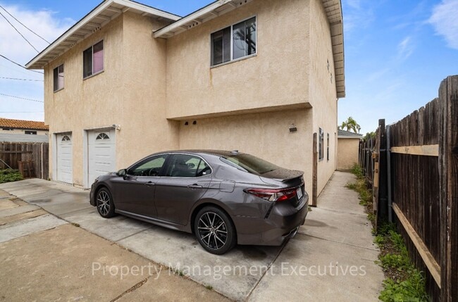 Building Photo - Nice Studio Blocks to Beach