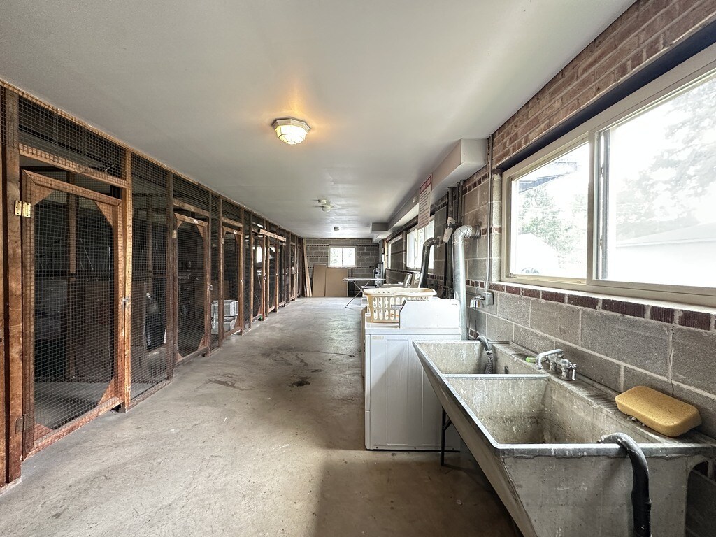 Building Photo - 1639 Oakwood Ave