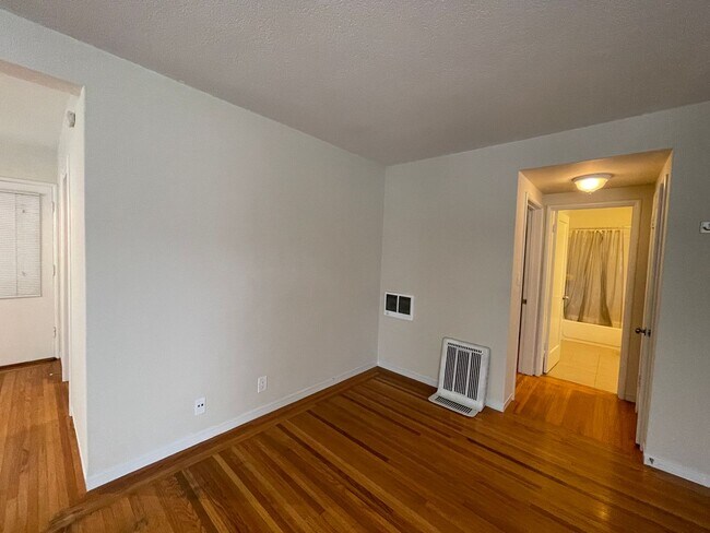 Building Photo - 655 Oakland Ave