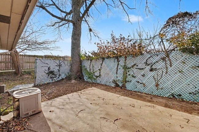 Building Photo - 704 W Oak St