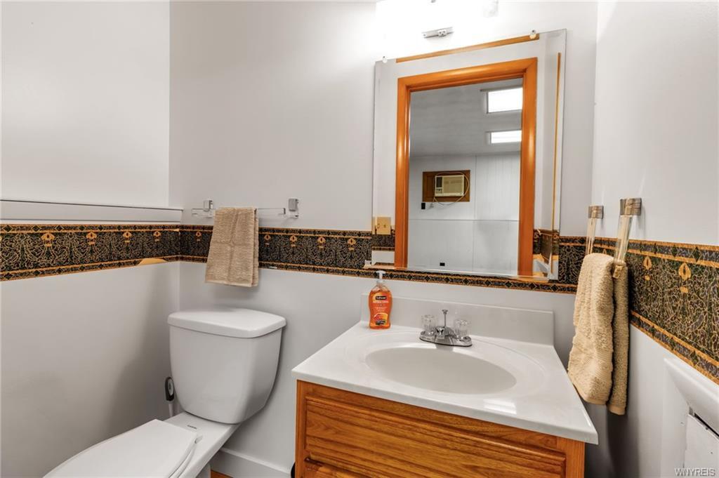 1/2 bathroom - 28 Mead St