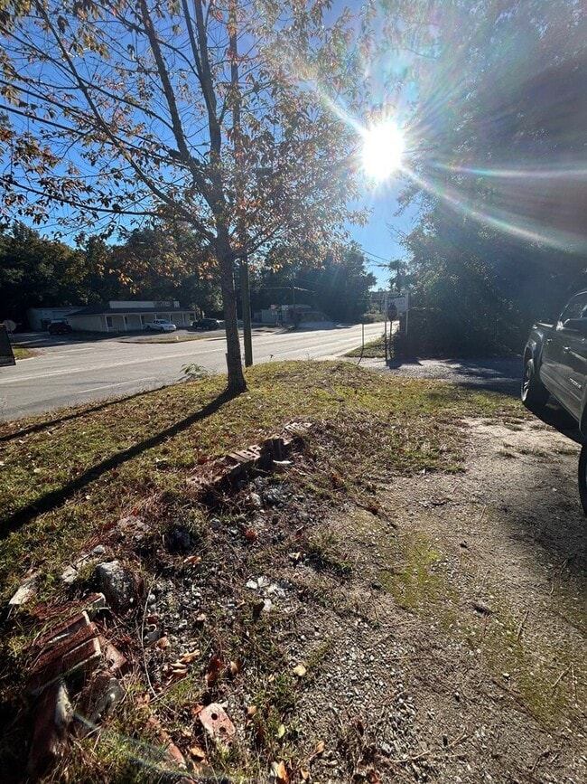 Building Photo - Beautiful updated 4 Bedroom, 3 Bath Ranch ...