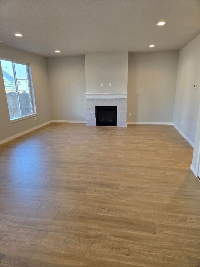 Building Photo - Brand New & Beautiful 2025 Holt Home !  Wa...