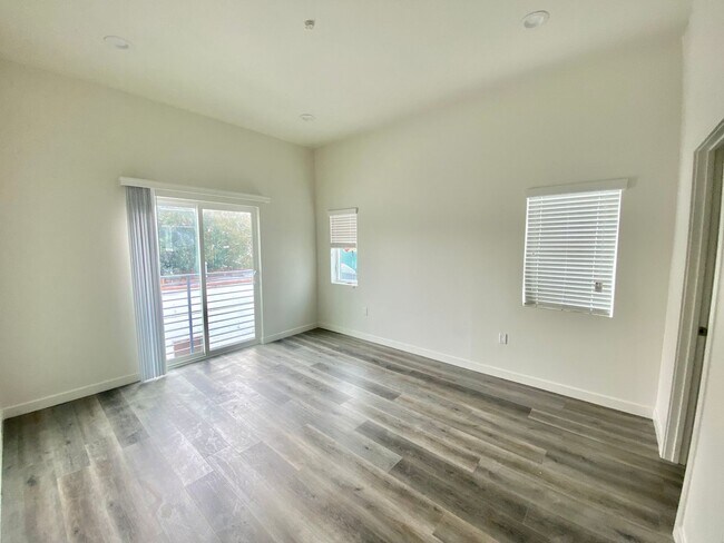 Building Photo - 2409 1/2 Ridgeley Dr