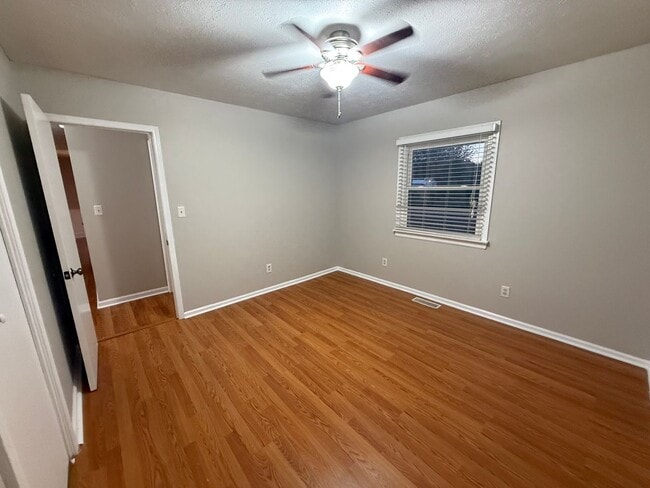 Building Photo - Cozy Calvert City Home