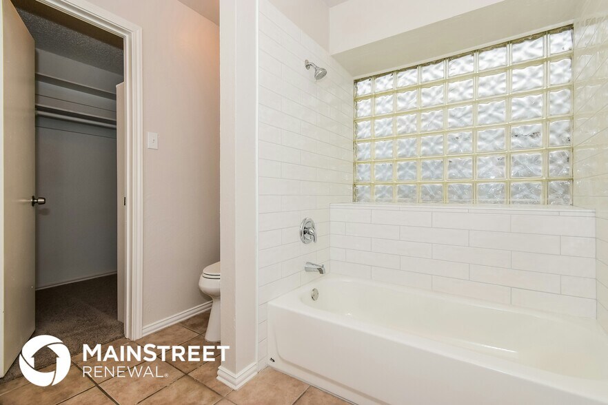 Building Photo - 3613 Dorchester Dr