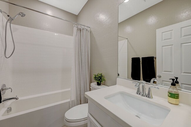 Building Photo - Modern 3 Bedroom Townhouse near Blue Diamond