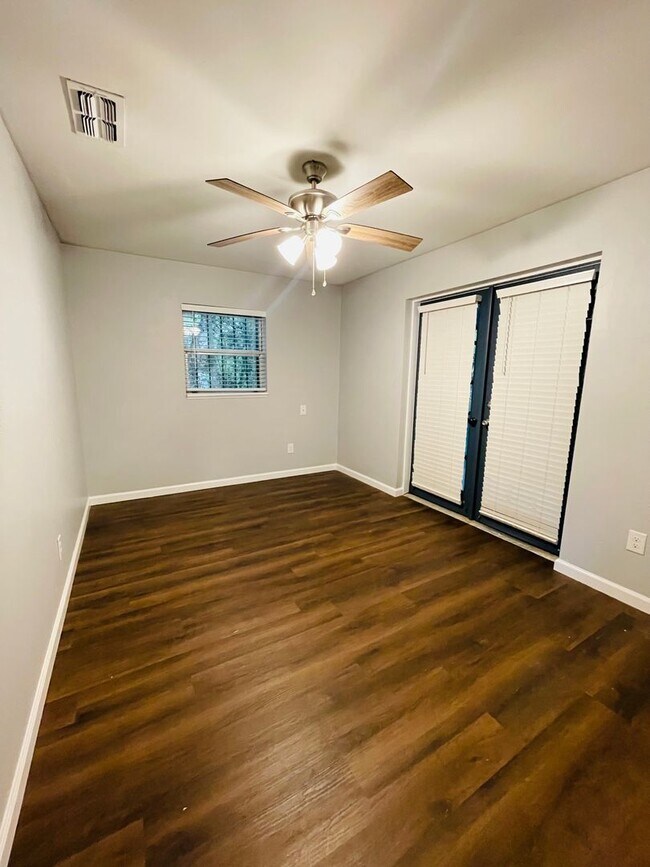 Building Photo - Renovated 3/1 house in SW Gainesville!