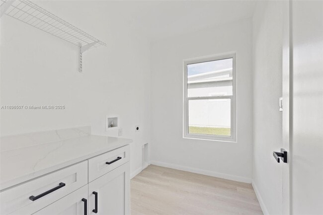 Building Photo - 746 Harriet Ave SW