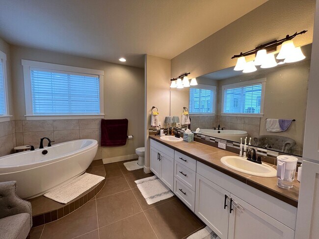 Building Photo - Beautiful Beaverton 3 Bedroom 2.5 Bathroom ~ Home In River Terrace w/ Level 2 EV Charger in Garage!