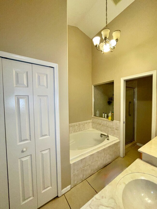 Building Photo - Modern 4-Bed, 2-Bath Solar-Powered Home Near UCF