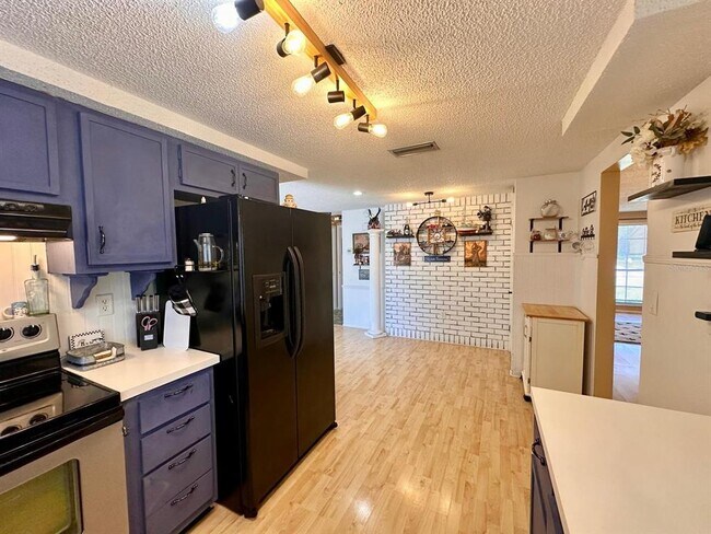 Building Photo - 12215 Meadowbrook Ln