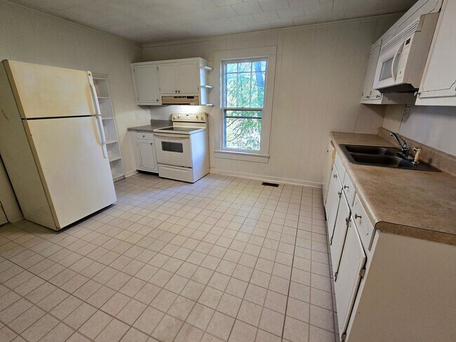 Building Photo - Cozy Lenoir 2/1 Bungalow with Fenced Yard on Cul-de-Sac