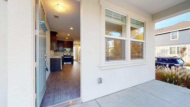 Building Photo - Beautiful 3 Bedroom 3 Full bath with 1 Car...