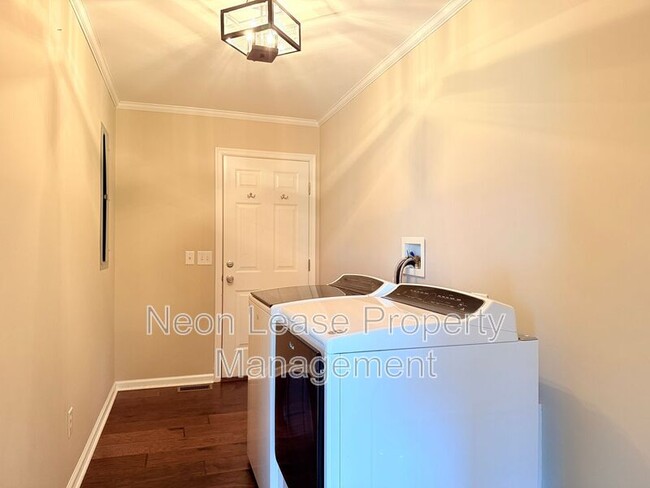 Building Photo - 1092 McGinnes Rd