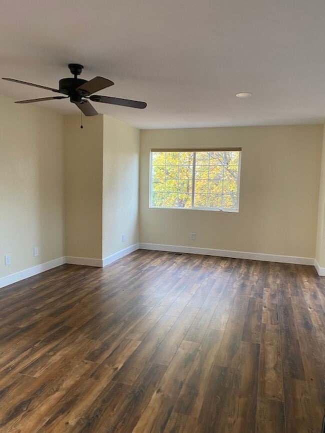Building Photo - Pine Grove Home